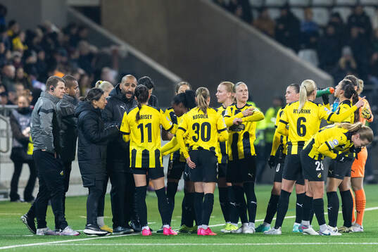 Players of Häcken with Head coach Mak Lind