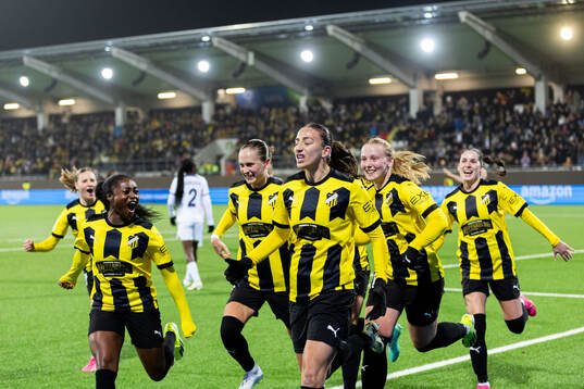 Rusul Rosa Kafaji of Häcken celebrates with team mates