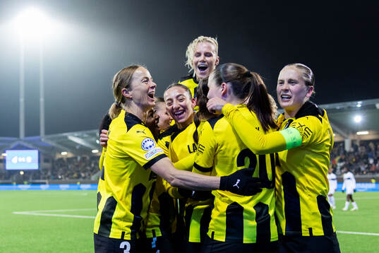 Rusul Rosa Kafaji of Häcken celebrates with  team mates