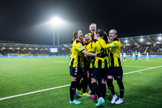 Rusul Rosa Kafaji of Häcken celebrates with  team mates