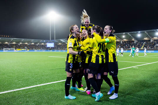 Rusul Rosa Kafaji of Häcken celebrates with team mates