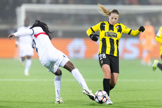 Thiniba Samoura of Paris Saint Germain and Anna Anvegård