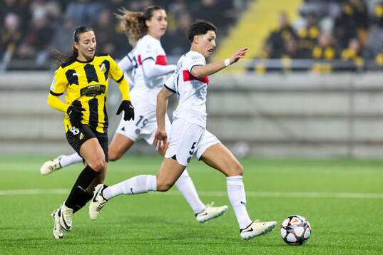 Rusul Rosa Kafaji of Häcken and Elisa De Almeida of Paris
