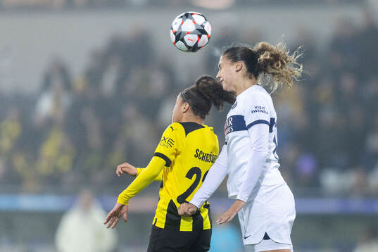 Felicia Schröder of Häcken and Eva Gaetino of Paris Saint