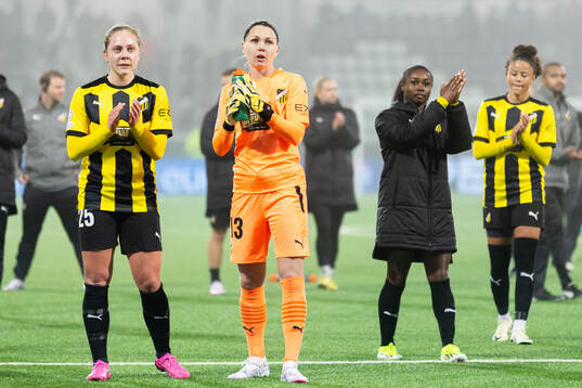 Alice Bergström and goalkeeper Jennifer Falk of Häcken