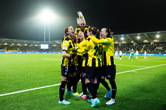 Rusul Rosa Kafaji of Häcken celebrates with team mates