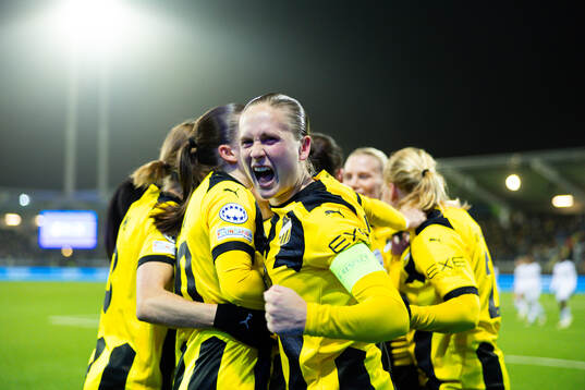 Filippa Curmark of Häcken celebrates with Rusul Rosa Kafaji