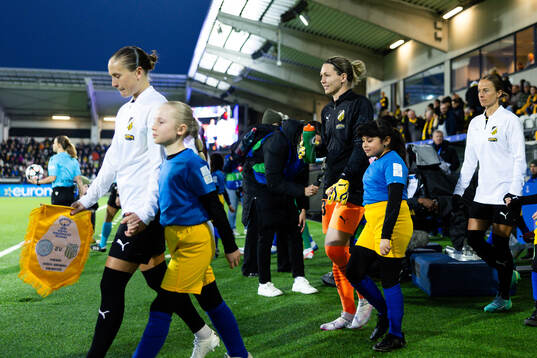 Filippa Curmark and goalkeeper Jennifer Falk of Häcken