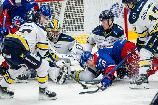 HV71s målvakt Frederik Dichow och Måns Lindbäck och