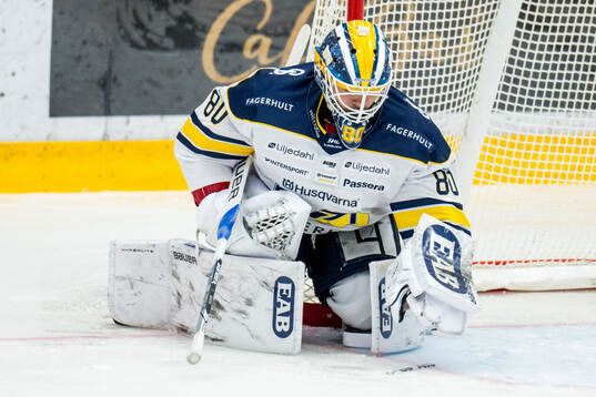 HV71s målvakt Frederik Dichow med lossnad skridskoskena