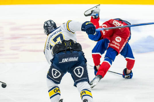 HV71s Isac Brännström och Oskarshamns Viktor Lodin