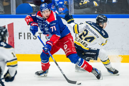 Oskarshamns Viktor Lodin och HV71s Oscar Fisker Molgaard