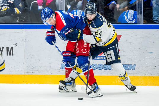 Oskarshamns Viktor Lodin och HV71s Oscar Fisker Molgaard