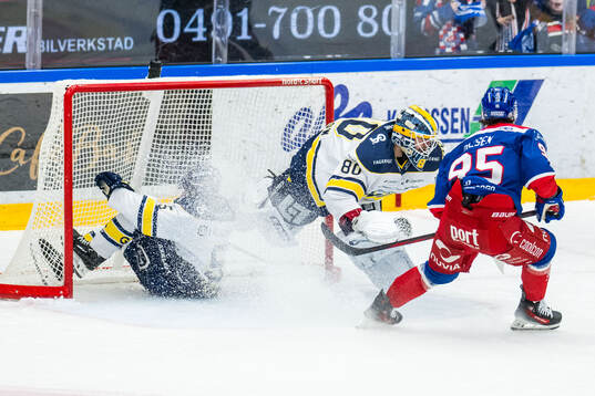 HV71s Victor Sjöholm och målvakt Frederik Dichow och