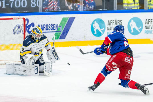 HV71s målvakt Frederik Dichow och Oskarshamns Hynek Zohorna