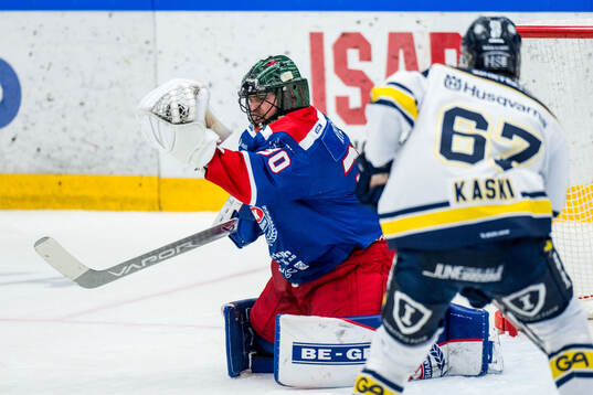 Oskarshamns målvakt Tomas Rydén och HV71s Oliwer Kaski