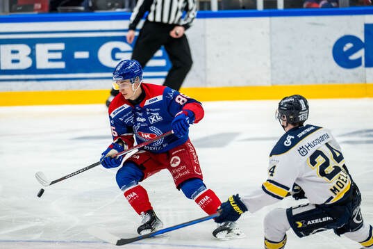 Oskarshamns Lukas Jasek och HV71s Oscar Fisker Molgaard