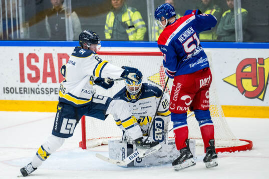 HV71s Colby Sissons och målvakt Frederik Dichow och