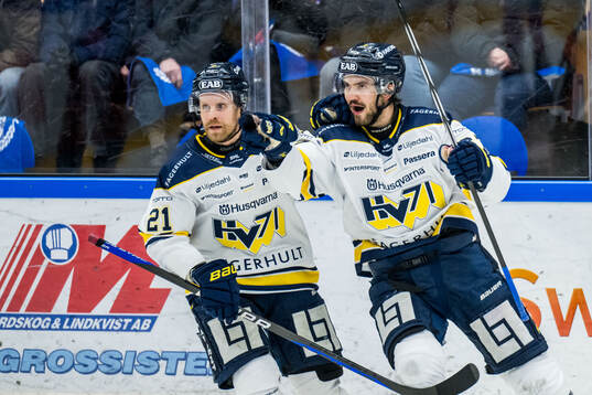 HV71s Oliwer Kaski jublar