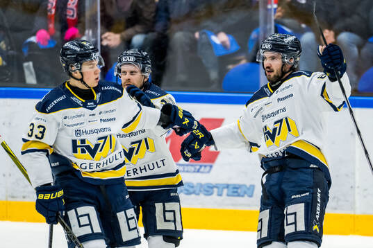 HV71s Oliwer Kaski jublar