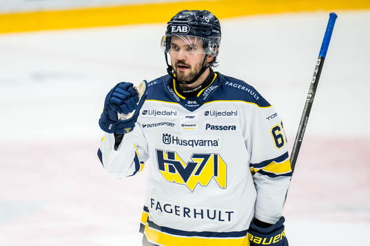 HV71s Oliwer Kaski jublar