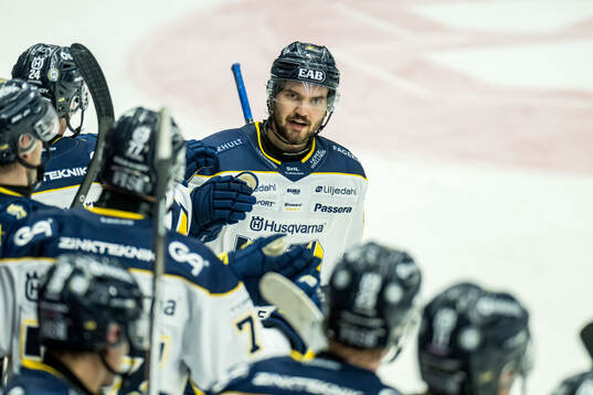 HV71s Oliwer Kaski jublar