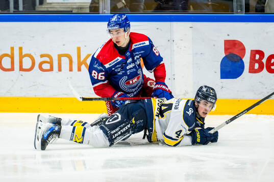 Oskarshamns Lukas Jasek och HV71s Hugo Fransson