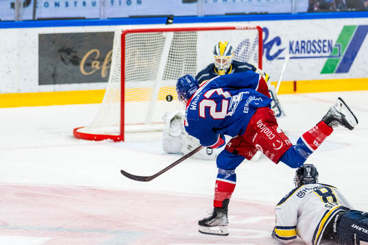Oskarshamns Austin Wagner gör 2-1 bakom HV71s målvakt