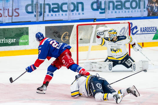Oskarshamns Austin Wagner gör 2-1 bakom HV71s målvakt