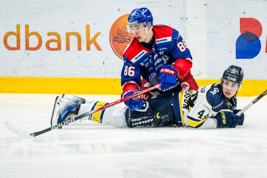 Oskarshamns Lukas Jasek och HV71s Hugo Fransson