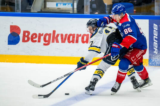 HV71s Isac Brännström och Oskarshamns Lukas Jasek