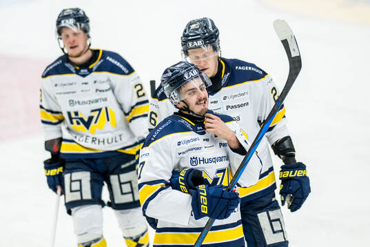 HV71s Isac Brännström jublar