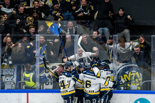 HV71s Isac Brännström jublar med lagkamrater