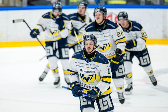 HV71s Isac Brännström jublar