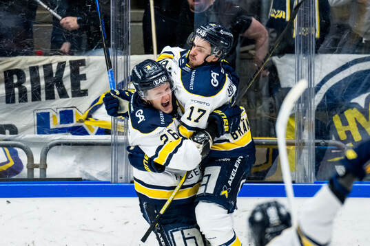 HV71s Isac Brännström jublar med Tommi Tikka
