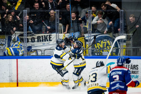 HV71s Isac Brännström jublar med Tommi Tikka