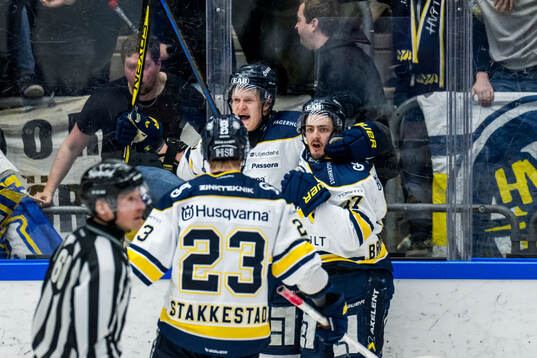 HV71s Isac Brännström jublar med Tommi Tikka och Åke