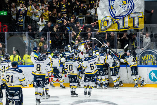 HV71s Oskar Stål-Lyrenäs jublar med lagkamrater