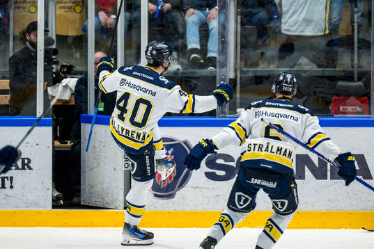HV71s Oskar Stål-Lyrenäs jublar med Anton Strålman