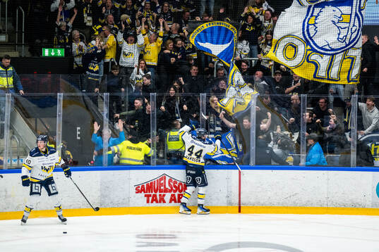 HV71s Oskar Stål-Lyrenäs och Hugo Fransson jublar