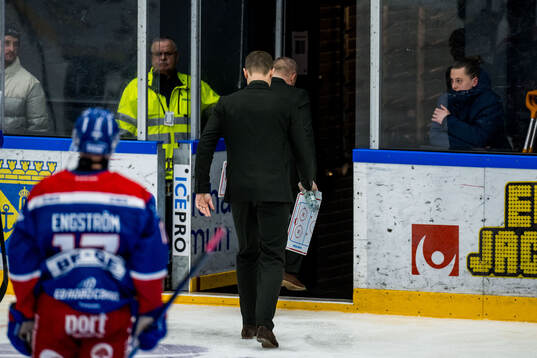 Oskarshamns tränare Martin Filander lämnar isen