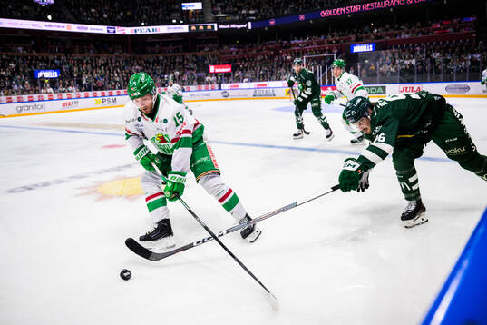 Rögles Simon Ryfors och Färjestads David Tomasek