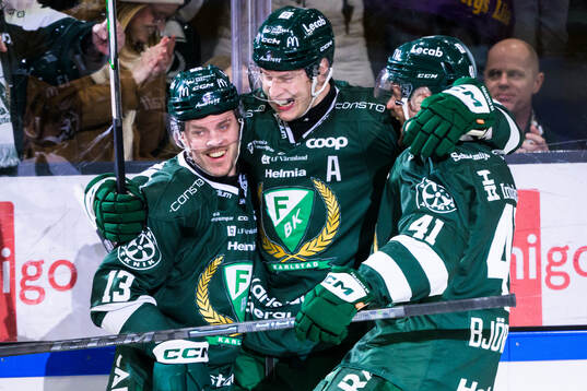 Färjestads Joel Kellman jublar med lagkamrater