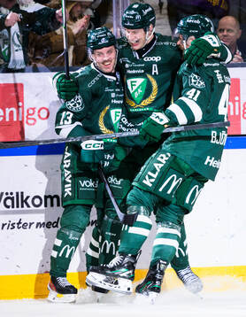 Färjestads Joel Kellman jublar med lagkamrater