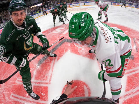 Färjestads David Tomasek och Rögles Brady Ferguson