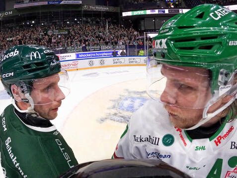 Färjestads Per Åslund och Rögles Rodrigo Abols