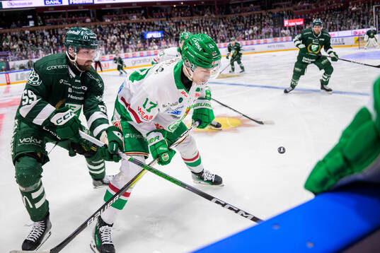 Färjestads Linus Johansson och Rögles Simon Zether