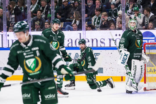 Färjestads Jeremy Salvas Groleau, Linus Johansson och