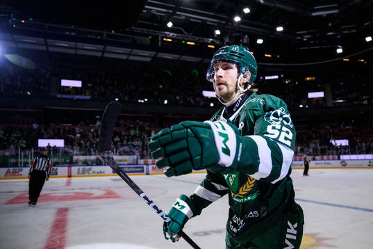 Färjestads August Tornberg jublar