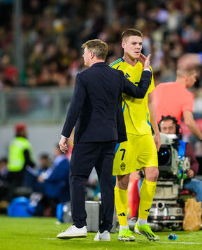 Head coach Jon Dahl Tomasson and Emil Holm of Sweden